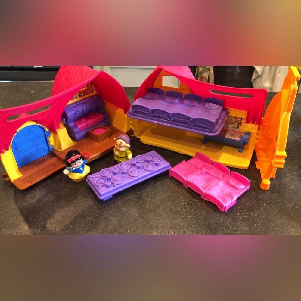2012 Fisher Price Little People Disney Snow White Dwarfs Musical Cottage-Works